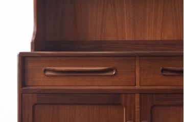 ヴィンテージ家具　北欧ビンテージ　G-PLAN(ジープラン)　洗練されたシンプルなデザインが上品なカップボード(収納棚)