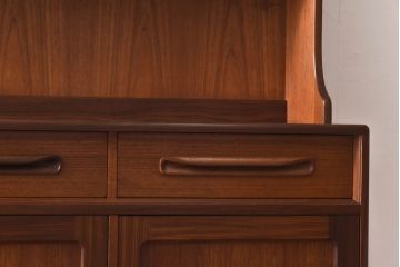 ヴィンテージ家具　北欧ビンテージ　G-PLAN(ジープラン)　洗練されたシンプルなデザインが上品なカップボード(収納棚)