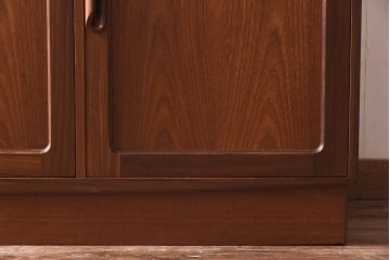 ヴィンテージ家具　北欧ビンテージ　G-PLAN(ジープラン)　洗練されたシンプルなデザインが上品なカップボード(収納棚)