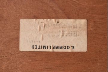 ヴィンテージ家具　北欧ビンテージ　G-PLAN(ジープラン)　洗練されたシンプルなデザインが上品なカップボード(収納棚)