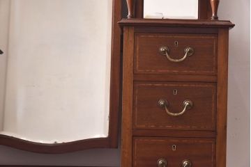 アンティーク家具　イギリスアンティーク　ウォールナット　エレガントな佇まいが素敵なドレッシングキャビネット