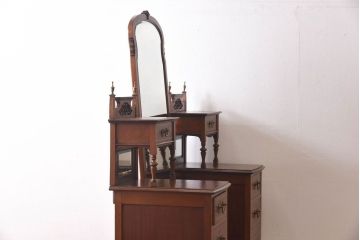 アンティーク家具　イギリスアンティーク　ウォールナット　エレガントな佇まいが素敵なドレッシングキャビネット