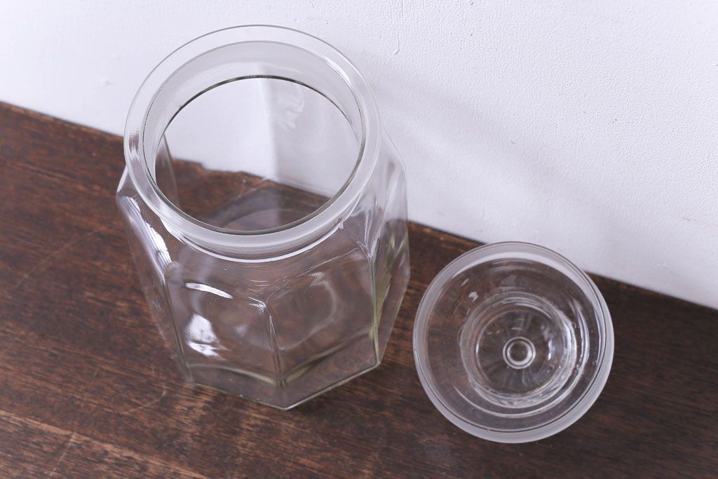 アンティーク雑貨　昭和レトロ　エンボス入りの蓋がおしゃれなガラスビン(硝子瓶)