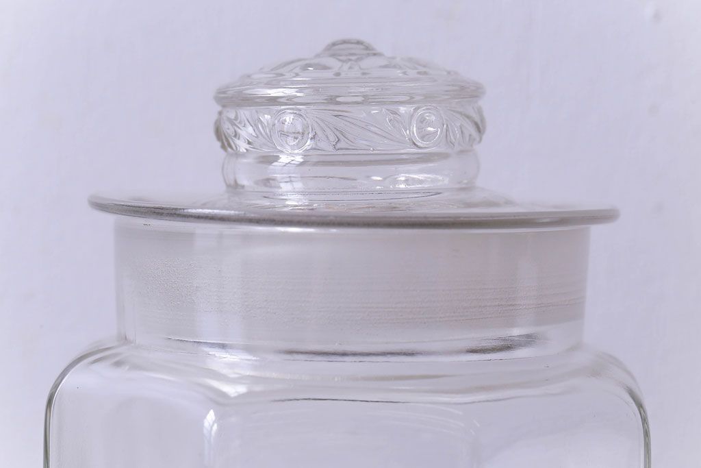 アンティーク雑貨　昭和レトロ　エンボス入りの蓋がおしゃれなガラスビン(硝子瓶)