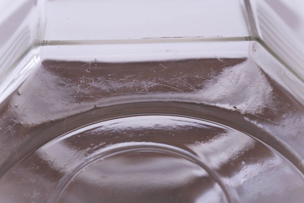 アンティーク雑貨　昭和レトロ　エンボス入りの蓋がおしゃれなガラスビン(硝子瓶)