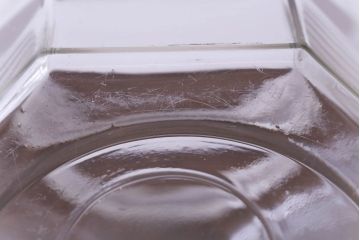 アンティーク雑貨　昭和レトロ　エンボス入りの蓋がおしゃれなガラスビン(硝子瓶)