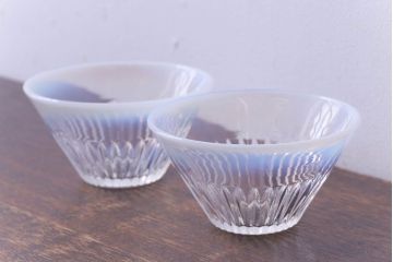 アンティーク雑貨　和製アンティーク　乳白色の縁がおしゃれなガラス器(プレスガラス、向付)2点セット