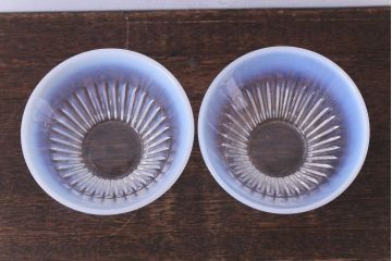 アンティーク雑貨　和製アンティーク　乳白色の縁がおしゃれなガラス器(プレスガラス、向付)2点セット