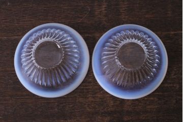 アンティーク雑貨　和製アンティーク　乳白色の縁がおしゃれなガラス器(プレスガラス、向付)2点セット