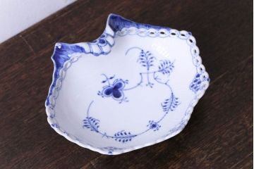アンティーク雑貨　中古　ROYAL COPENHAGEN(ロイヤルコペンハーゲン)　二級品　ブルーフルーテッド　フルレース　シェルディッシュ(洋食器)