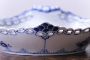 アンティーク雑貨　中古　ROYAL COPENHAGEN(ロイヤルコペンハーゲン)　二級品　ブルーフルーテッド　フルレース　シェルディッシュ(洋食器)