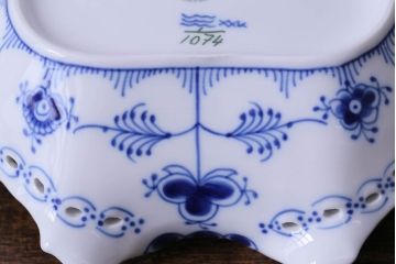 アンティーク雑貨　中古　ROYAL COPENHAGEN(ロイヤルコペンハーゲン)　二級品　ブルーフルーテッド　フルレース　シェルディッシュ(洋食器)