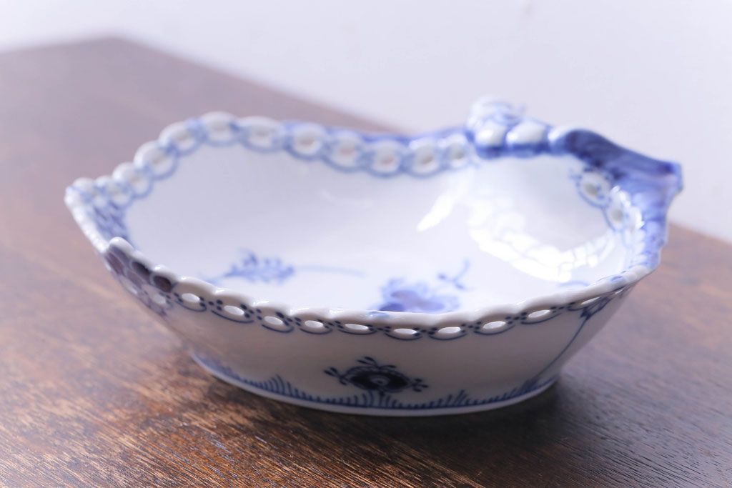 アンティーク雑貨　中古　ROYAL COPENHAGEN(ロイヤルコペンハーゲン)　二級品　ブルーフルーテッド　フルレース　シェルディッシュ(洋食器)