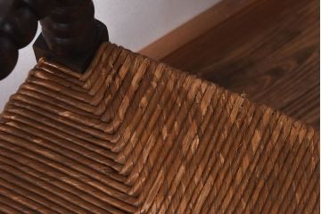 アンティーク家具　イギリスアンティーク　ラッシ座面　ボビンレッグが存在感を放つコーナーチェア(アームチェア、椅子)(1)