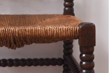 アンティーク家具　イギリスアンティーク　ラッシ座面　ボビンレッグが存在感を放つコーナーチェア(アームチェア、椅子)(1)