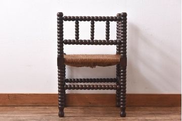 アンティーク家具　イギリスアンティーク　ラッシ座面　ボビンレッグが存在感を放つコーナーチェア(アームチェア、椅子)(2)