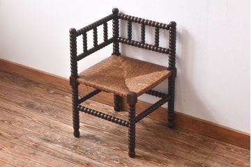 アンティーク家具　イギリスアンティーク　ラッシ座面　ボビンレッグが存在感を放つコーナーチェア(アームチェア、椅子)(2)