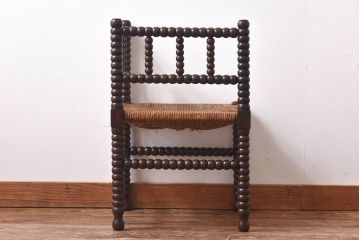 アンティーク家具　イギリスアンティーク　ラッシ座面　ボビンレッグが存在感を放つコーナーチェア(アームチェア、椅子)(2)