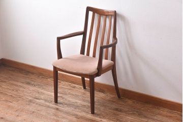 北欧家具　G-PLAN(ジープラン)　すっきりとして温かみのあるアームチェア(ダイニングチェア、椅子)(2)