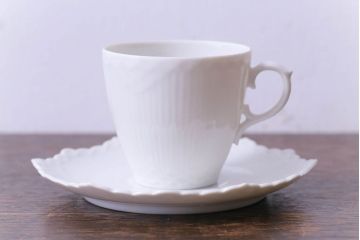 アンティーク雑貨　中古　ROYAL COPENHAGEN(ロイヤルコペンハーゲン)　ホワイト　フルレース　コーヒーカップ&ソーサー(廃盤品)