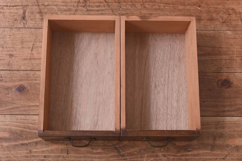 アンティーク家具　モールガラス入り!引き戸がおしゃれな和製アンティークの食器棚(収納棚・カップボード)