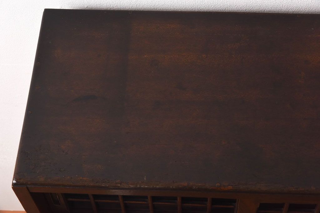 アンティーク家具　モールガラス入り!引き戸がおしゃれな和製アンティークの食器棚(収納棚・カップボード)