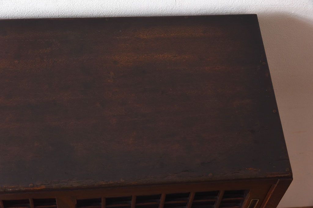 アンティーク家具　モールガラス入り!引き戸がおしゃれな和製アンティークの食器棚(収納棚・カップボード)