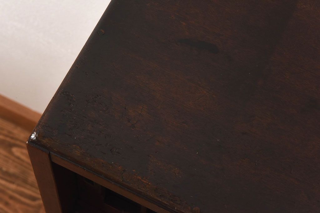 アンティーク家具　モールガラス入り!引き戸がおしゃれな和製アンティークの食器棚(収納棚・カップボード)