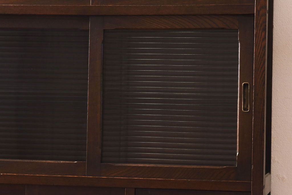 アンティーク家具　モールガラス入り!引き戸がおしゃれな和製アンティークの食器棚(収納棚・カップボード)