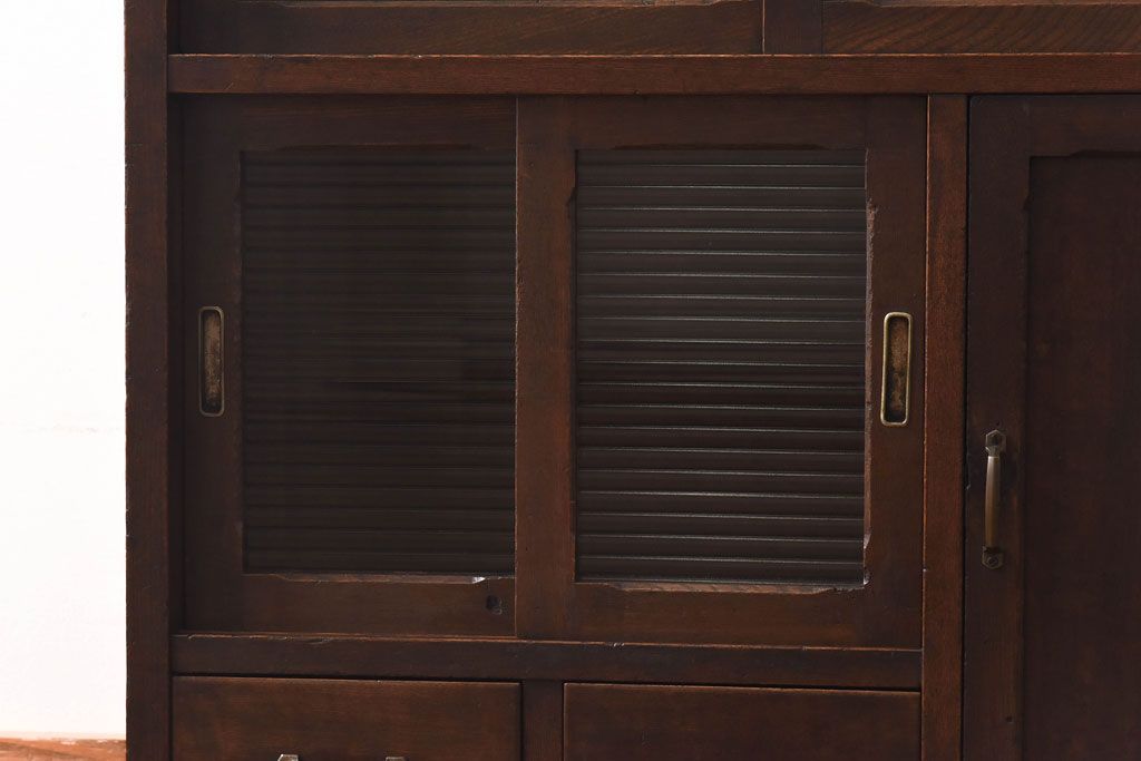 アンティーク家具　モールガラス入り!引き戸がおしゃれな和製アンティークの食器棚(収納棚・カップボード)