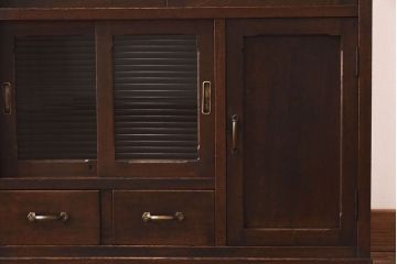 アンティーク家具　モールガラス入り!引き戸がおしゃれな和製アンティークの食器棚(収納棚・カップボード)