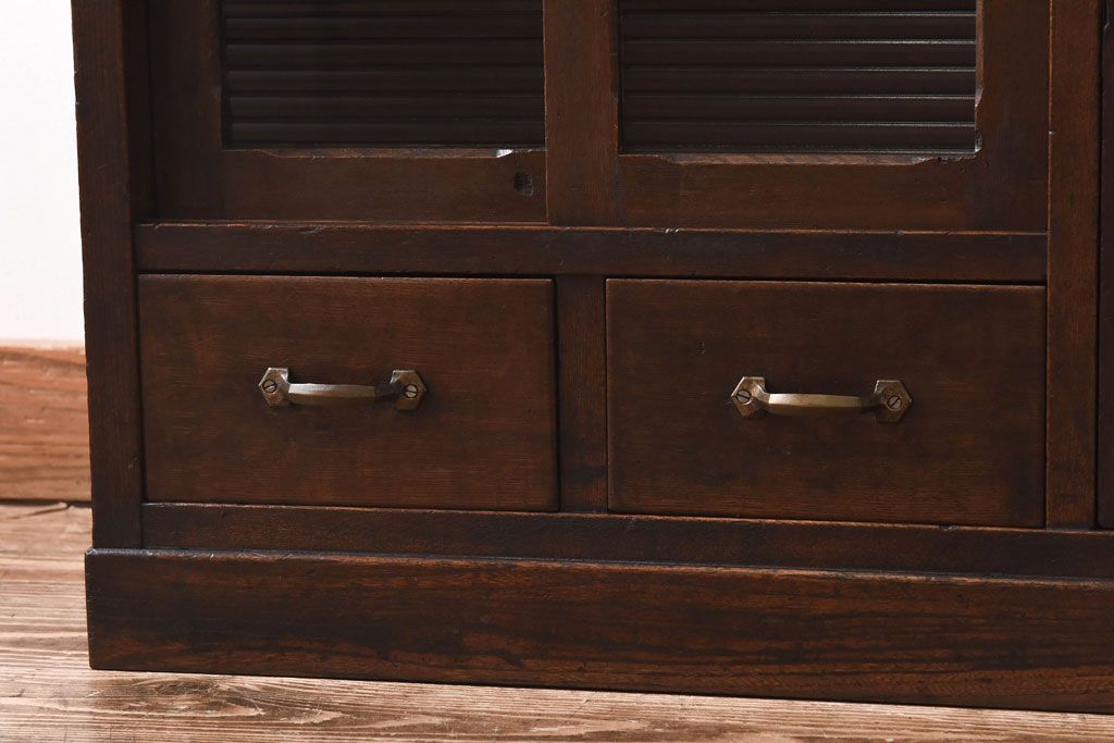 アンティーク家具　モールガラス入り!引き戸がおしゃれな和製アンティークの食器棚(収納棚・カップボード)