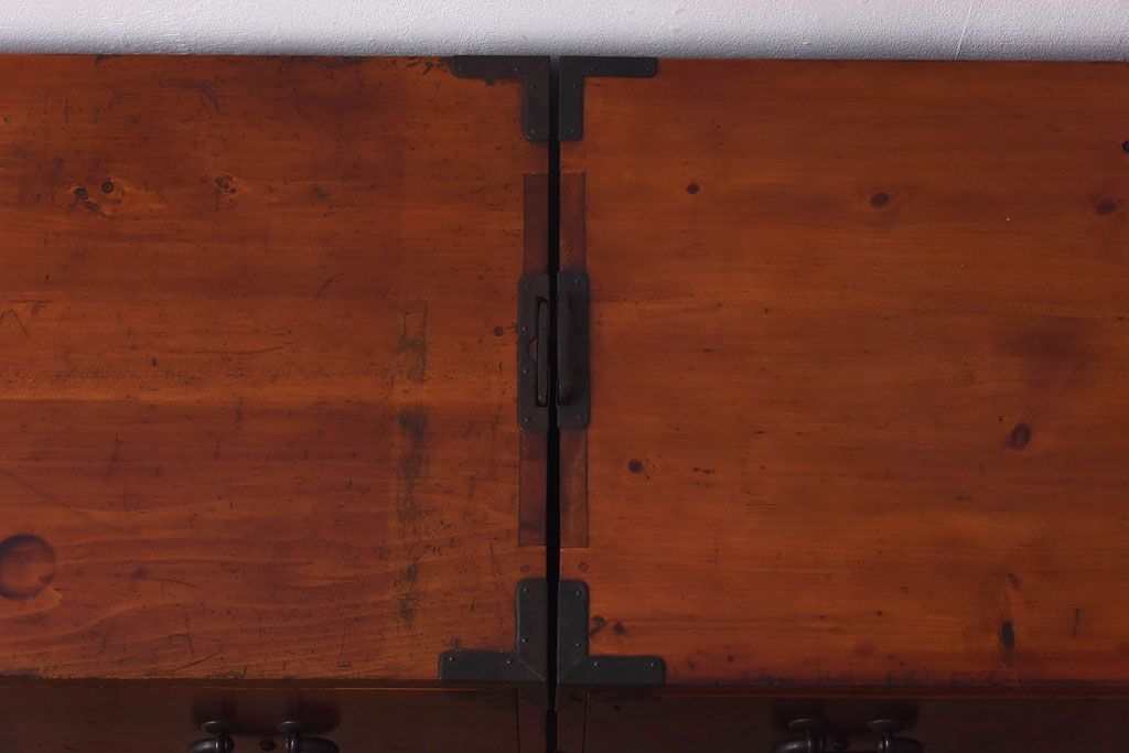 アンティーク家具　和製アンティーク　ヒノキ材　時を経た味わいが魅力の重ね箪笥(衣装箪笥、引き出し)(1)