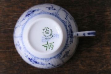 中古　ROYAL COPENHAGEN(ロイヤルコペンハーゲン)　ブルーフルーテッド　ハーフレース　コーヒーカップ&ソーサー