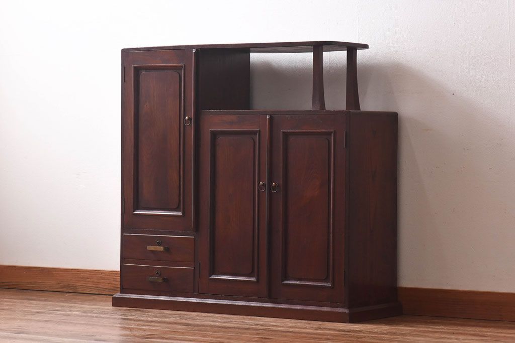 アンティーク家具　上手物!　栗材　繊細な意匠からこだわりが伝わるアンティーク飾り棚(収納棚)