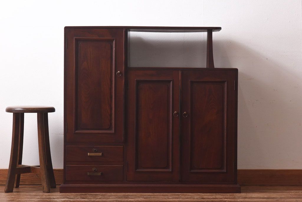 アンティーク家具　上手物!　栗材　繊細な意匠からこだわりが伝わるアンティーク飾り棚(収納棚)