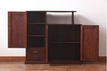 アンティーク家具　上手物!　栗材　繊細な意匠からこだわりが伝わるアンティーク飾り棚(収納棚)