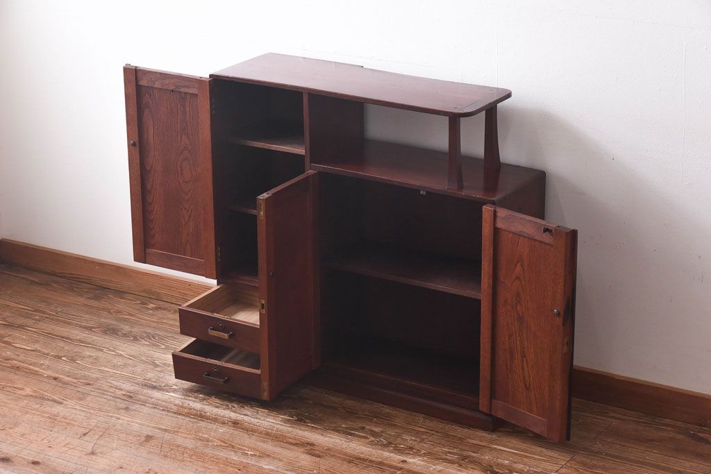 アンティーク家具　上手物!　栗材　繊細な意匠からこだわりが伝わるアンティーク飾り棚(収納棚)