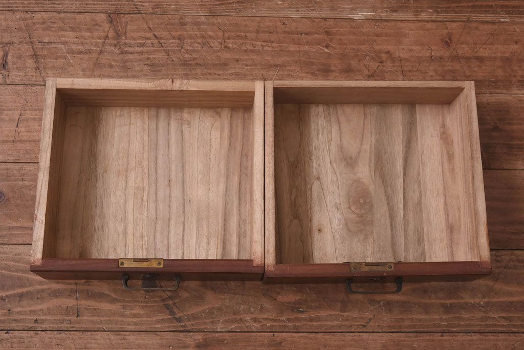 アンティーク家具　上手物!　栗材　繊細な意匠からこだわりが伝わるアンティーク飾り棚(収納棚)