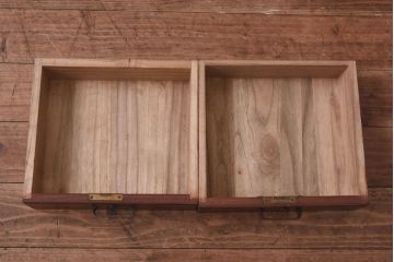 アンティーク家具　上手物!　栗材　繊細な意匠からこだわりが伝わるアンティーク飾り棚(収納棚)