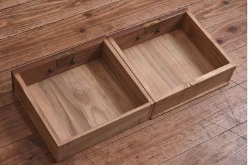 アンティーク家具　上手物!　栗材　繊細な意匠からこだわりが伝わるアンティーク飾り棚(収納棚)