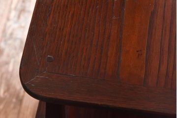 アンティーク家具　上手物!　栗材　繊細な意匠からこだわりが伝わるアンティーク飾り棚(収納棚)