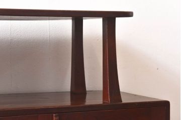 アンティーク家具　上手物!　栗材　繊細な意匠からこだわりが伝わるアンティーク飾り棚(収納棚)