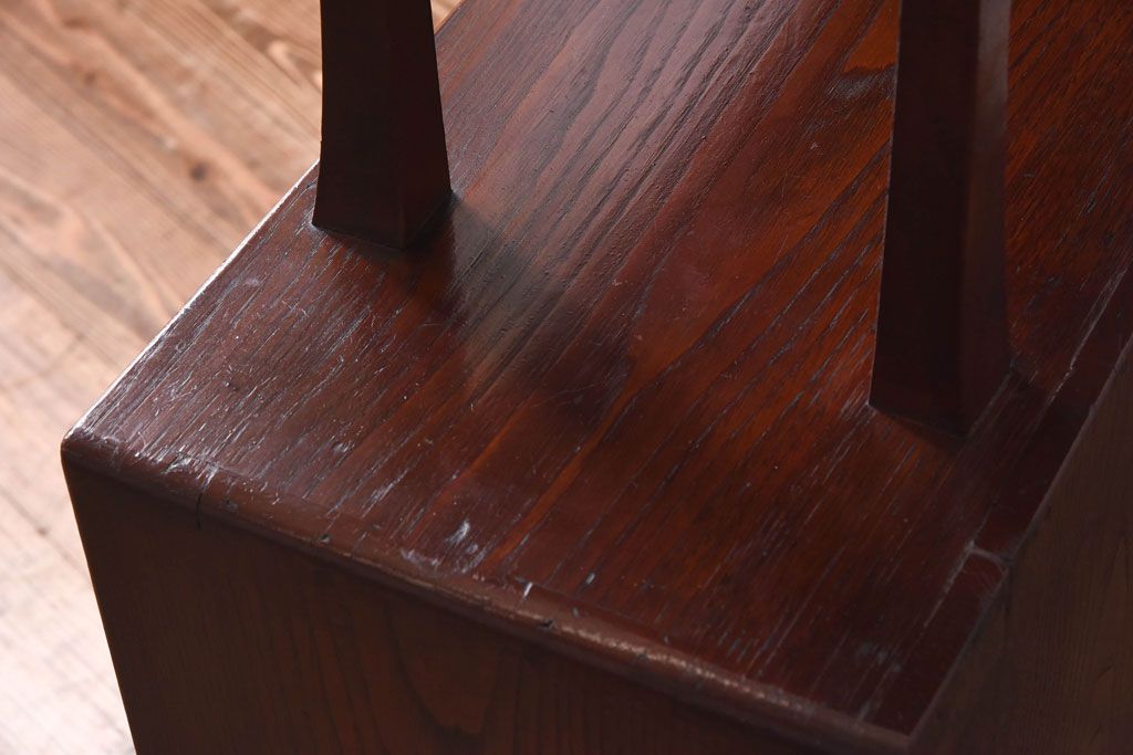 アンティーク家具　上手物!　栗材　繊細な意匠からこだわりが伝わるアンティーク飾り棚(収納棚)