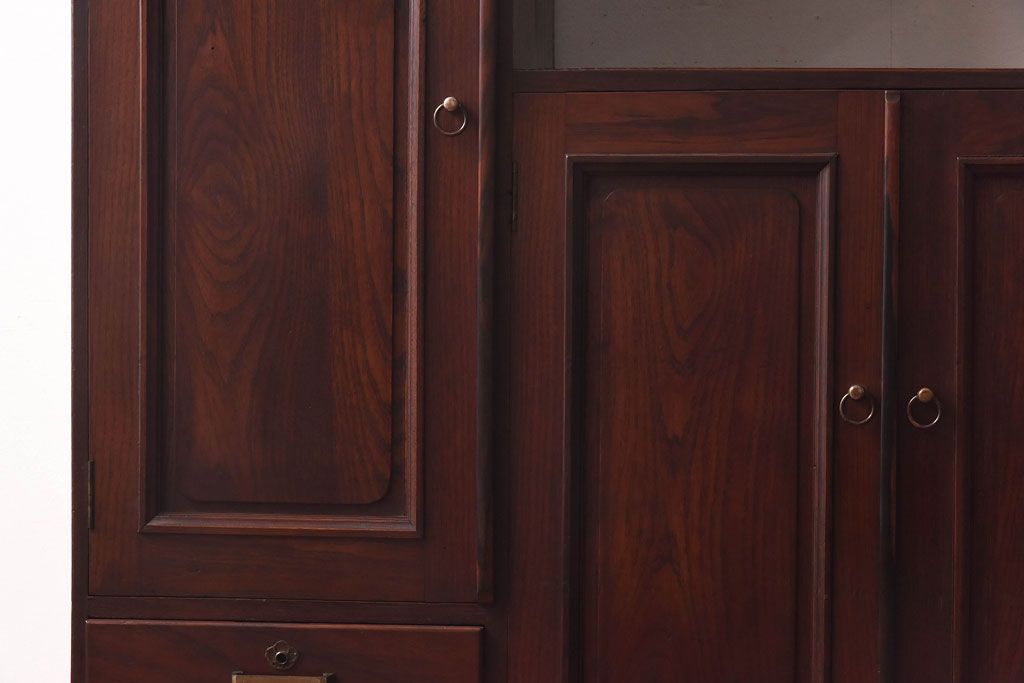 アンティーク家具　上手物!　栗材　繊細な意匠からこだわりが伝わるアンティーク飾り棚(収納棚)