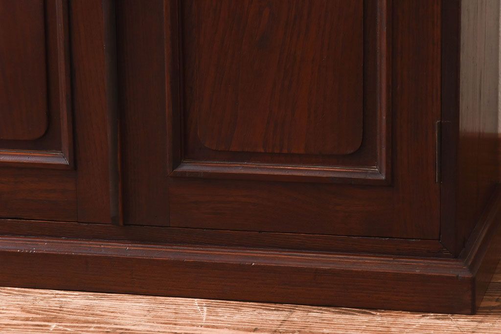 アンティーク家具　上手物!　栗材　繊細な意匠からこだわりが伝わるアンティーク飾り棚(収納棚)