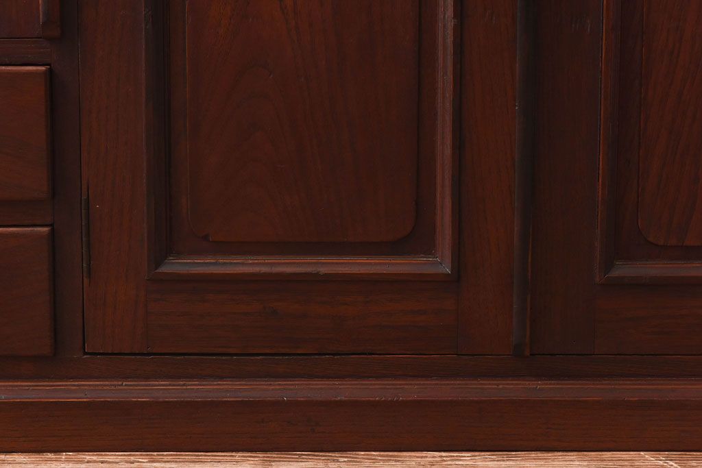 アンティーク家具　上手物!　栗材　繊細な意匠からこだわりが伝わるアンティーク飾り棚(収納棚)