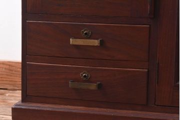 アンティーク家具　上手物!　栗材　繊細な意匠からこだわりが伝わるアンティーク飾り棚(収納棚)