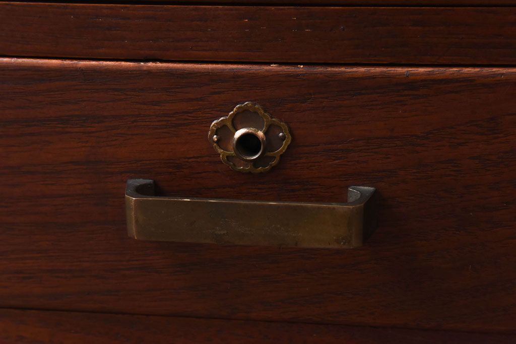 アンティーク家具　上手物!　栗材　繊細な意匠からこだわりが伝わるアンティーク飾り棚(収納棚)