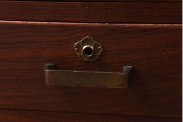 アンティーク家具　上手物!　栗材　繊細な意匠からこだわりが伝わるアンティーク飾り棚(収納棚)